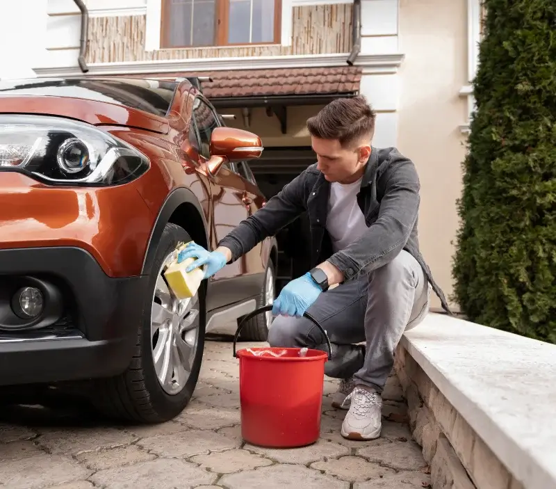 Lavage auto à domicile Lestards : professionnel intervenant sur un véhicule
